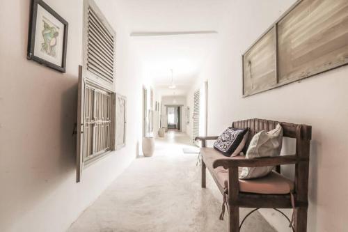 Barefoot Beachfront Villa, Chef, Pool, Sleeps 12