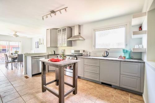 4br Family Home - W Private Pool And Games Room