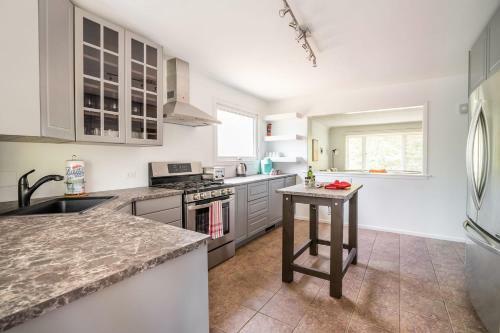 4br Family Home - W Private Pool And Games Room
