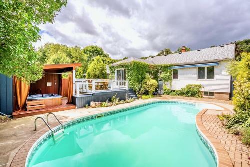 4br Family Home - W Private Pool And Games Room
