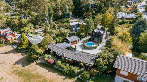 Alpine Cottage - Queenstown Holiday Home