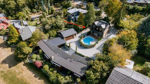 Alpine Cottage - Queenstown Holiday Home