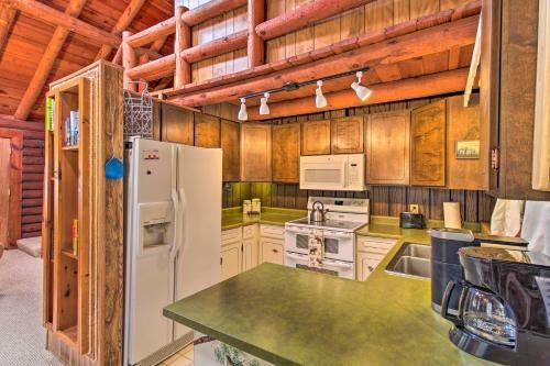 Pinetop Log Cabin With Fire Pit, Near Trails!