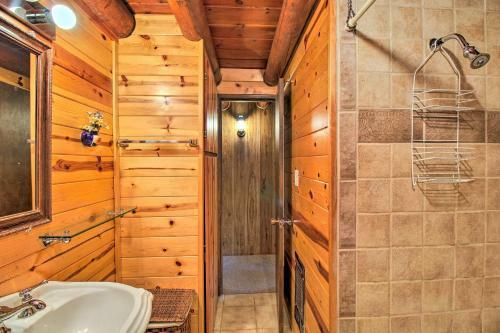 Pinetop Log Cabin With Fire Pit, Near Trails!