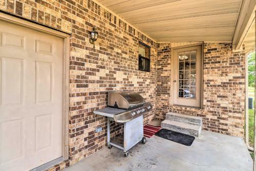 Charming Mountain Home Getaway With Gas Grill!