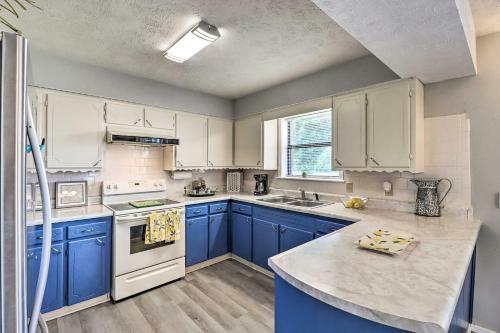 Charming Mountain Home Getaway With Gas Grill!