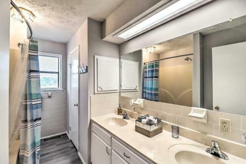 Charming Mountain Home Getaway With Gas Grill!