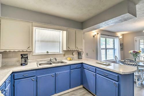 Charming Mountain Home Getaway With Gas Grill!
