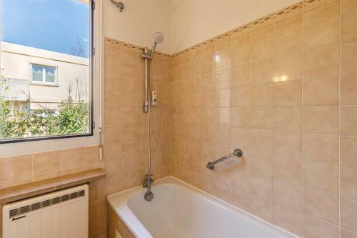 1 Bedroom Apartment, Pool & Garage - Happy Rentals