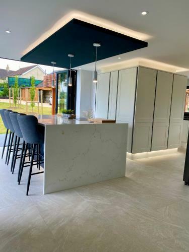 Stunning Modern Home Set In Beautiful Grounds.