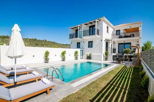 Eagle's Nest - Adjoining Villas!