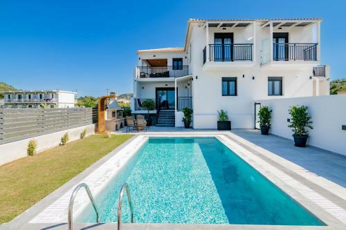 Eagle's Nest - Adjoining Villas!