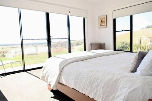 Somerton Ridge: Luxury Modern House Stunning Bath