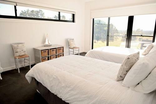 Somerton Ridge: Luxury Modern House Stunning Bath