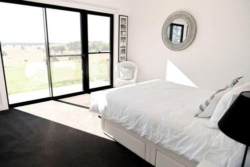 Somerton Ridge: Luxury Modern House Stunning Bath