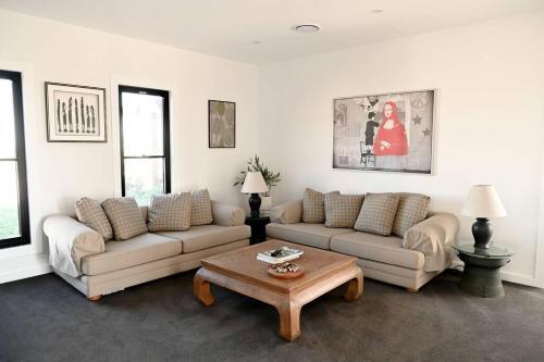 Somerton Ridge: Luxury Modern House Stunning Bath