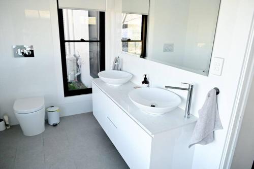Somerton Ridge: Luxury Modern House Stunning Bath