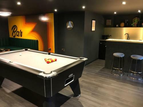 Ultimate Glam, Vintage Central Pad. Cool 70s Bar.