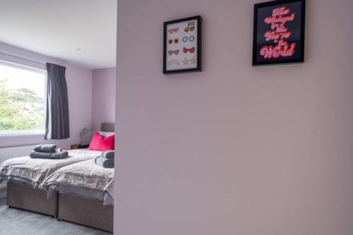 Ultimate Glam, Vintage Central Pad. Cool 70s Bar.