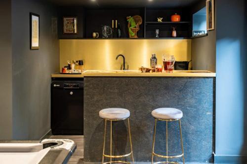 Ultimate Glam, Vintage Central Pad. Cool 70s Bar.