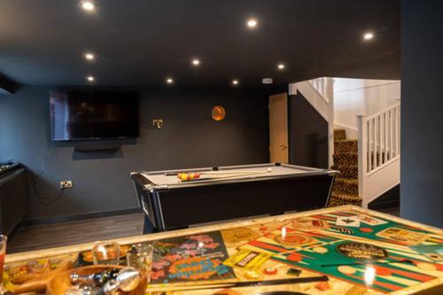 Ultimate Glam, Vintage Central Pad. Cool 70s Bar.