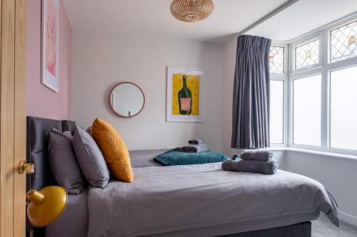 Ultimate Glam, Vintage Central Pad. Cool 70s Bar.