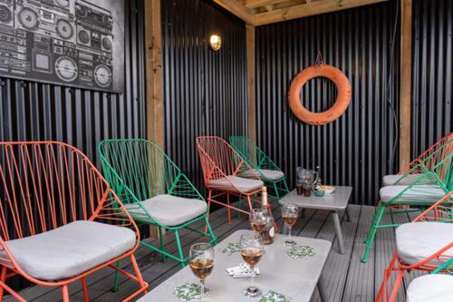 Ultimate Glam, Vintage Central Pad. Cool 70s Bar.