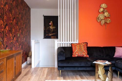Ultimate Glam, Vintage Central Pad. Cool 70s Bar.