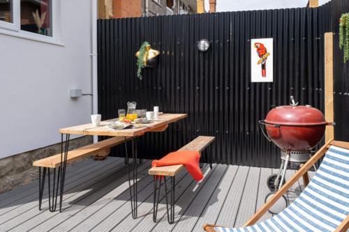 Ultimate Glam, Vintage Central Pad. Cool 70s Bar.