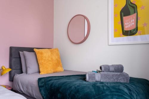 Ultimate Glam, Vintage Central Pad. Cool 70s Bar.
