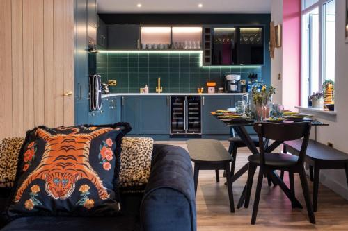 Ultimate Glam, Vintage Central Pad. Cool 70s Bar.