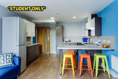 Student Only Zeni 5 Bed Apartment Bournemouth