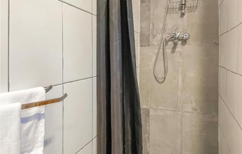 Awesome Caravan In Lauwerzijl With Wifi And 2 Bedrooms