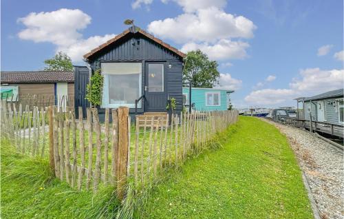 Awesome Caravan In Lauwerzijl With Wifi And 2 Bedrooms