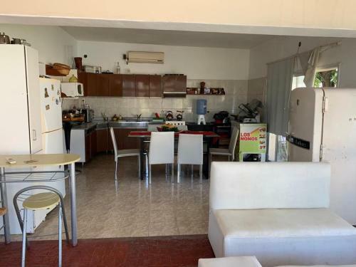 Casa Grande Con Parque Y Pileta