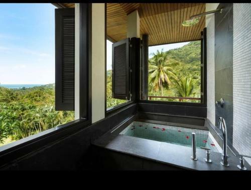 Elegant 4 Bedroom Seaview Villa