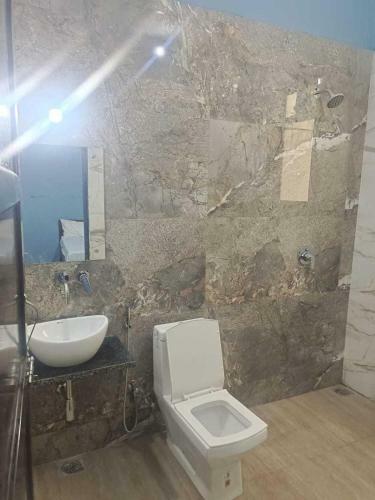 Hotel Oyo 90808 Nehra Tower