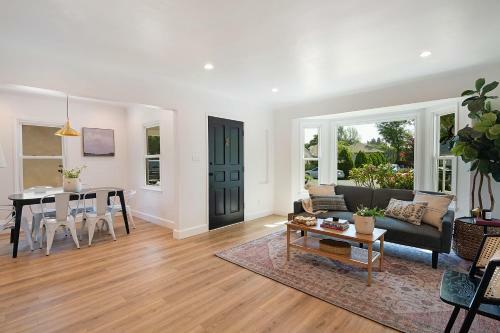 Cozy Modern 3 Bedroom Home