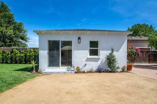 Cozy Modern 3 Bedroom Home