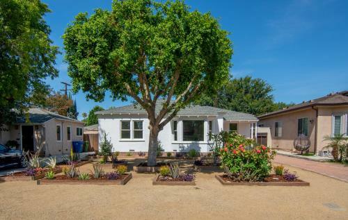 Cozy Modern 3 Bedroom Home