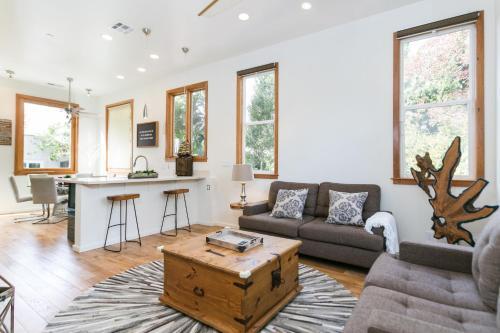Villa Culver City �4045 Jackson