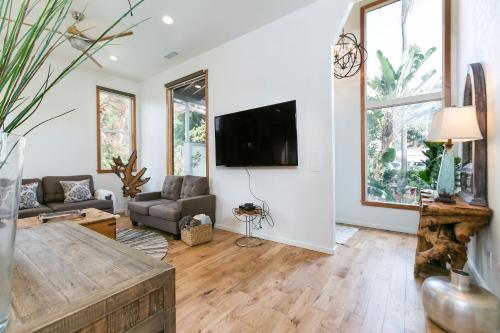 Villa Culver City �4045 Jackson