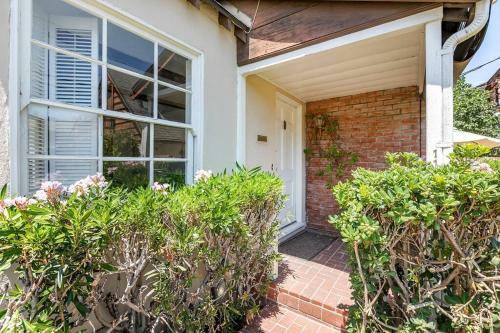 Spacious 1bed Country-style Home In Studio City