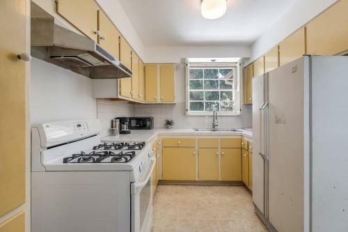 Spacious 1bed Country-style Home In Studio City