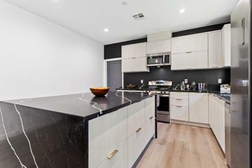 Luxury Hollywood 5 Bed Townhouse