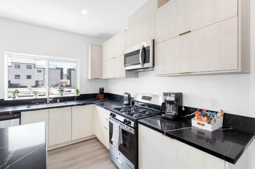Luxury Hollywood 5 Bed Townhouse