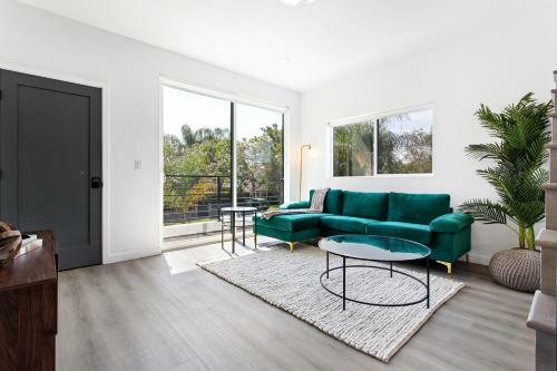 Luxury Hollywood 5 Bed Townhouse