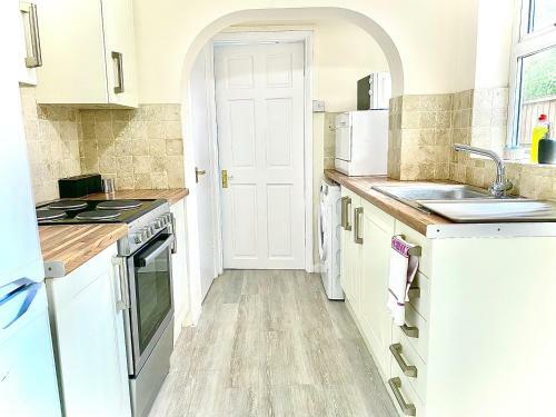 Cheerful 3 Bedroom Home With Free Parking