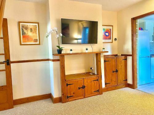 Cheerful 3 Bedroom Home With Free Parking