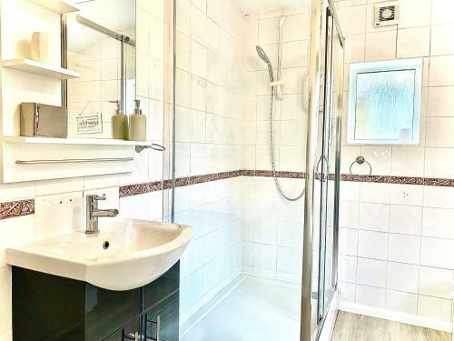 Cheerful 3 Bedroom Home With Free Parking